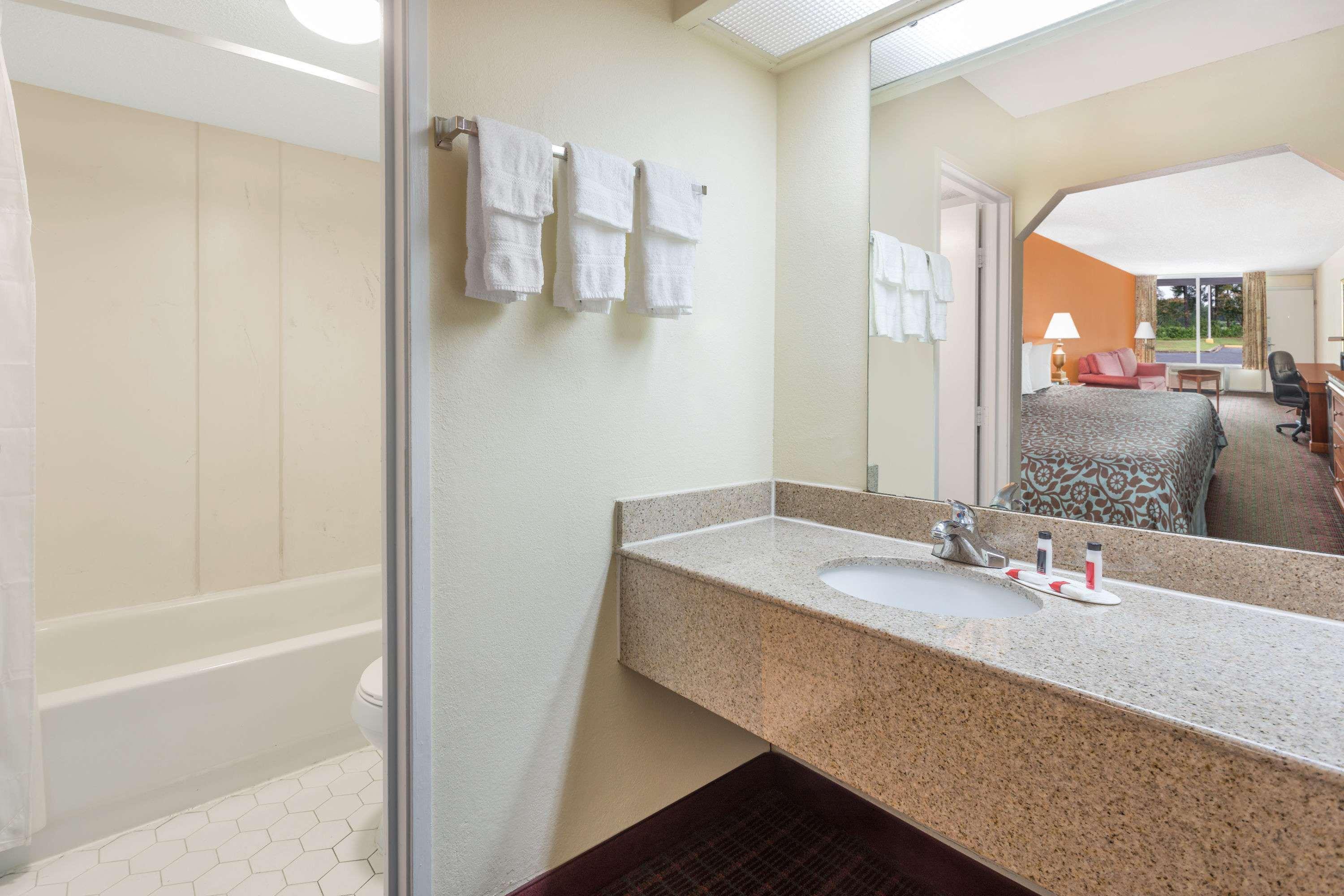 Days Inn By Wyndham Orangeburg South מראה חיצוני תמונה