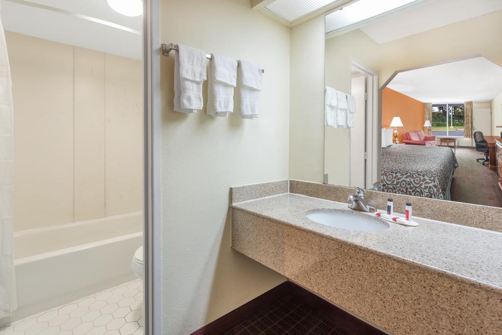 Days Inn By Wyndham Orangeburg South מראה חיצוני תמונה